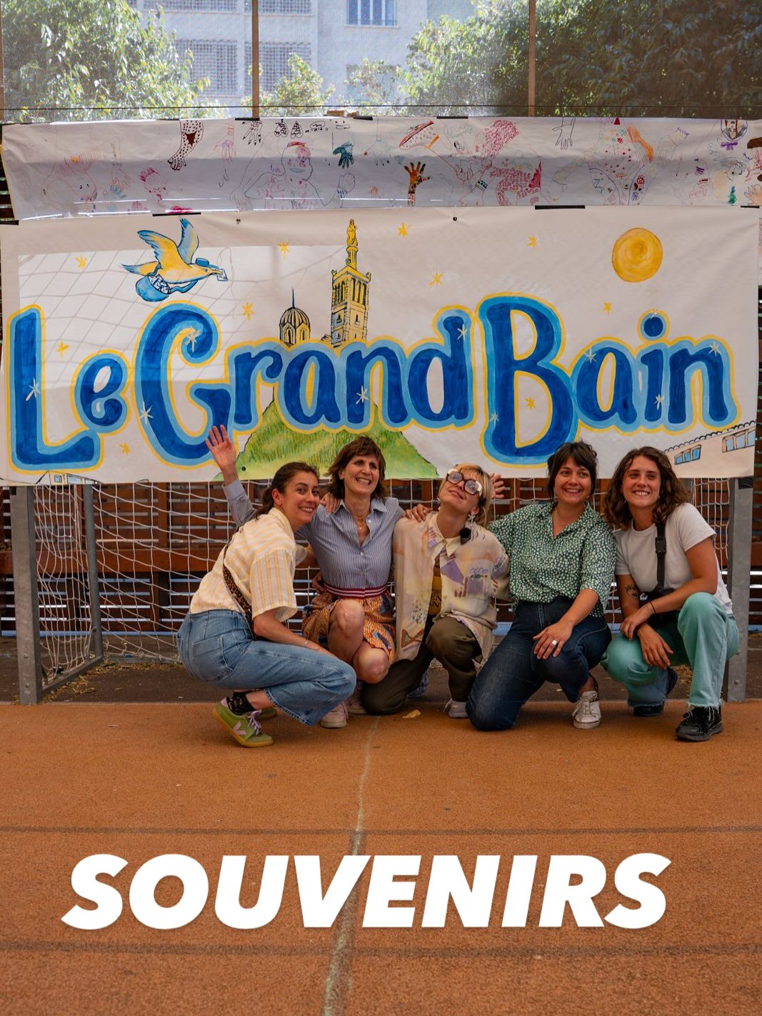 Dans deux jours c'est les vacances alors on s'autorise un brin de nostalgie 
1- photo de famille post marathon de festival au Lycée Provence 
2- réunion classique dans l'agora du Phare de Ze Box 
3- en vouloir plus pendant le festival 
4- Fanny et Laura après la récompense de la Fondation Deloitte 
5- Spectre floral en visite de quartier 
6- tournage tournage 
7- le talent
8- le talent dans toutes circonstances 
9 -pendant que les stagiaires postent - it 
10- Prise en flag 
11- la photogenie mélangé à un grand sens du brainstorming 
12- private joke 
13- Fières d'avoir lancé un mouvement trop intense mais qui restera marqué, ça valait le coup de remplir 850 fioles à la main 
14- Pédagogie de la rencontre à la journée de cohésion 
15- Pédagogie du parking après la journée de cohésion 
16- Danse du soleil avant la journée de cohésion 
17- Aspirarion de pensée de me**** avant réunion 
18- Cohabiter avec les études d'impact 
Il s'en est passé des choses en un an ! 
On se souhaite bonnes vacances jeudi ? Je vous propose un exercice pour passer le mois d'août ! 
#souvenirs #legrandbain #vlog #association #vieassociative