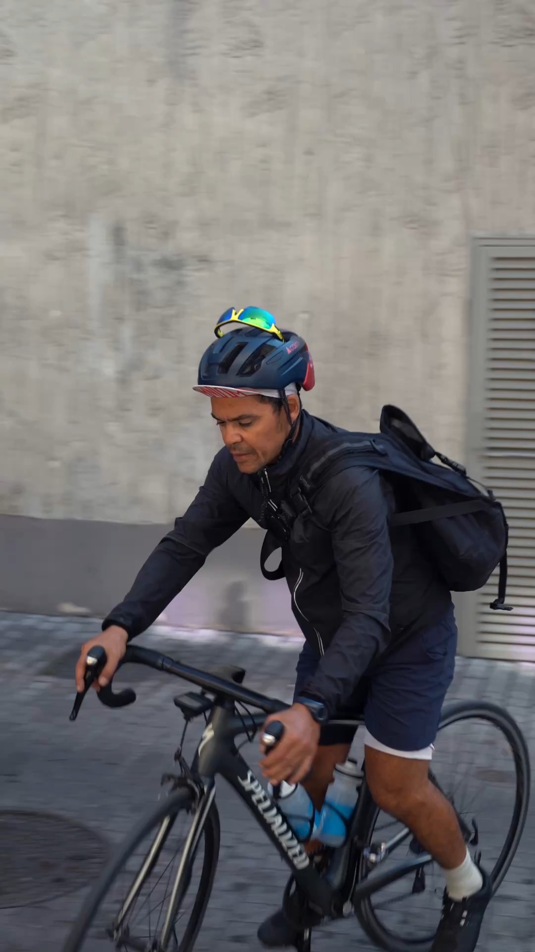 🚴♂️ Les courriers sont arrivés !
Depuis quelques jours, les équipes du @lemaillonvert enfourchent leur vélo pour livrer les premières lettres entre les classes du Grand Bain 📬
C’est le grand moment : celui où les enfants découvrent enfin le prénom de leur correspondant, lisent son message, et s’imaginent déjà la suite…
Entre rires, curiosité et petits frissons, les questions fusent :
“Il va me répondre quoi ?”
“J’espère qu’elle aime le foot comme moi !”
Mais derrière ces lettres, il y a aussi tout un travail pédagogique :
les enseignants s’en servent pour travailler l’écriture, l’orthographe, la grammaire, le dessin, ou la créativité.
Certaines lettres sont de vraies œuvres d’art 💌
Depuis 5 ans, les correspondances du Grand Bain ouvrent la voie à la rencontre, pas à pas, en toute confiance.
Et si, cette année encore, on apprenait à se connaître autrement ?