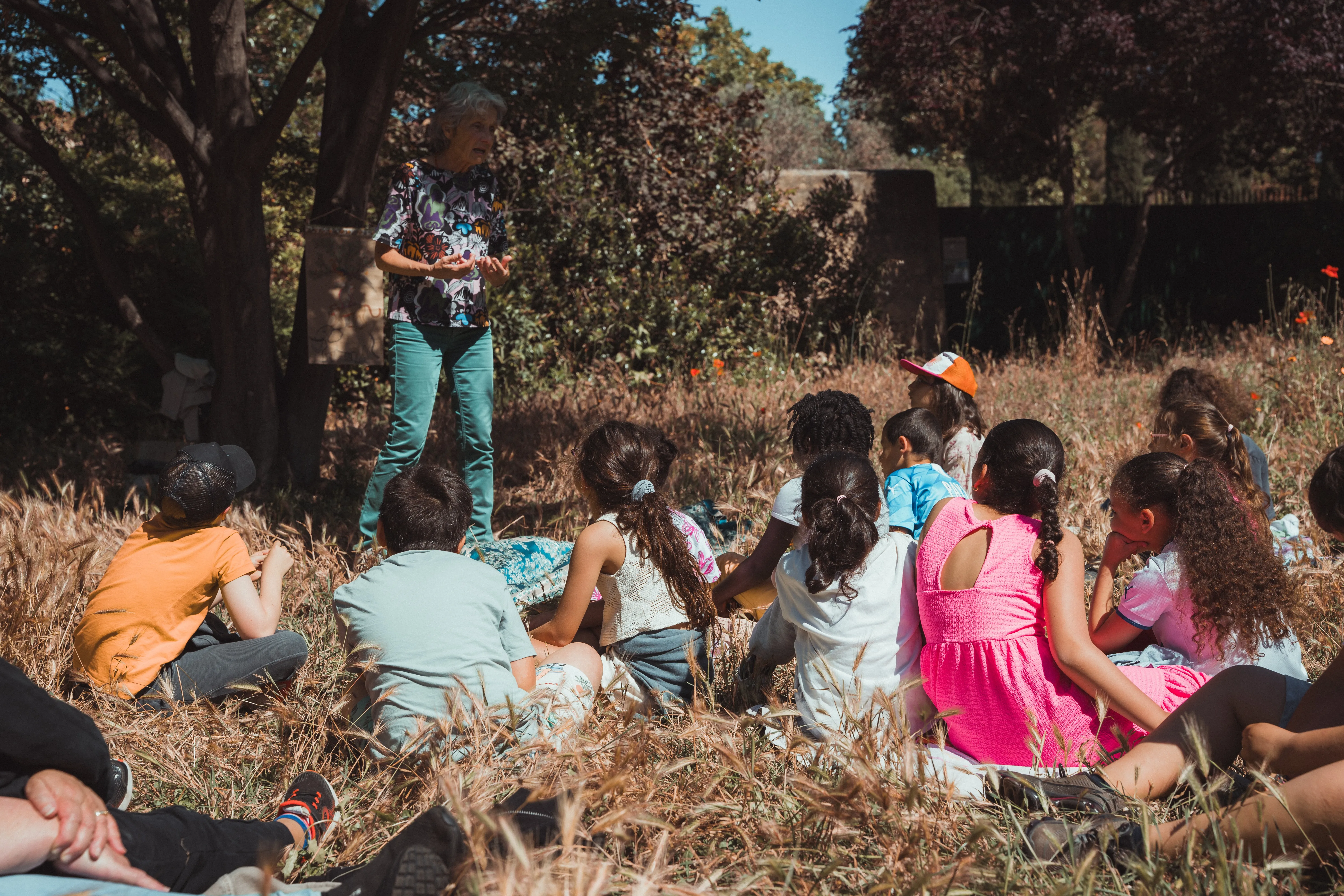 Groupe d'enfants assis dans un parc