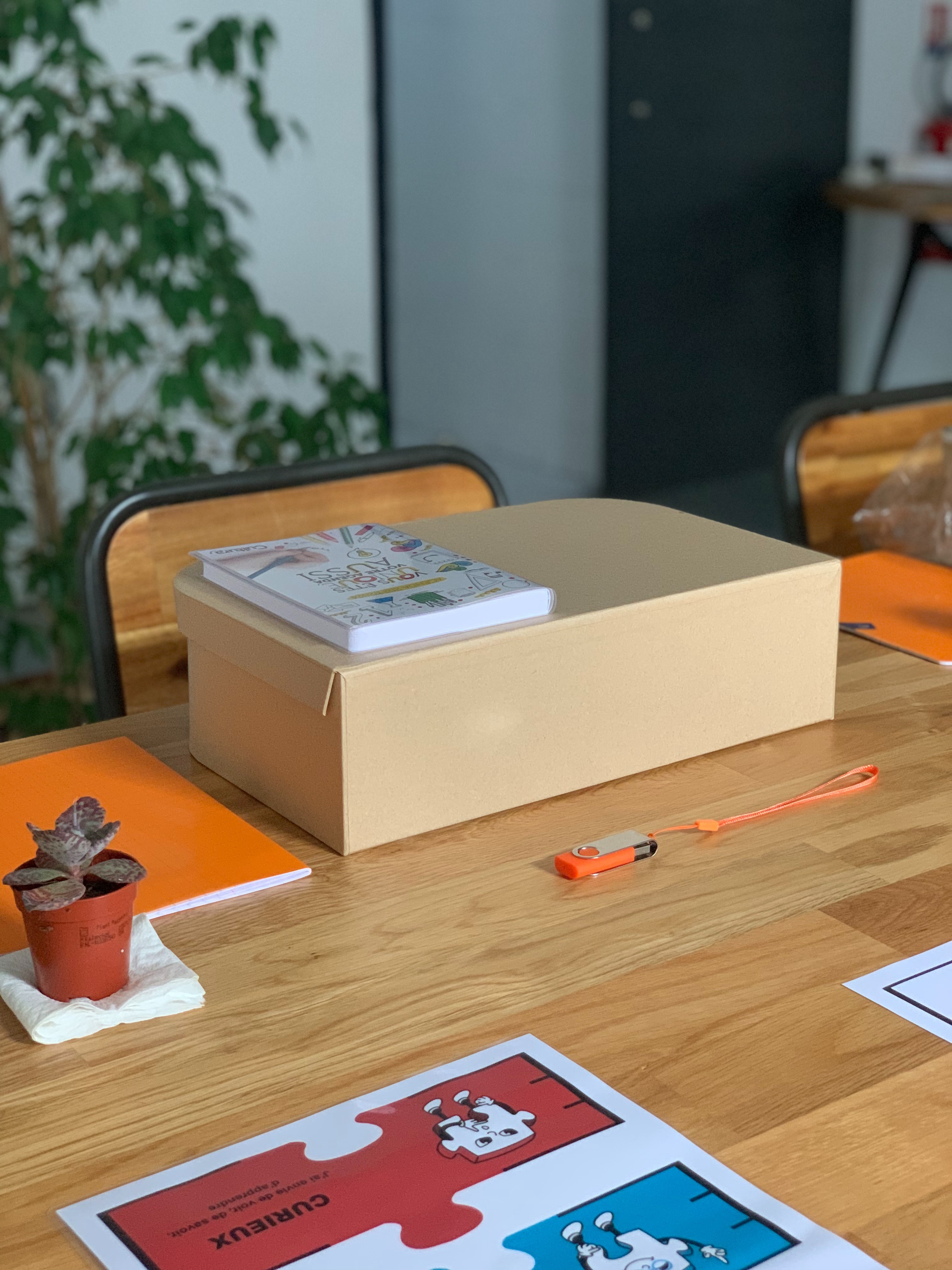 kit pédagogique Le Grand Bain posé sur une table