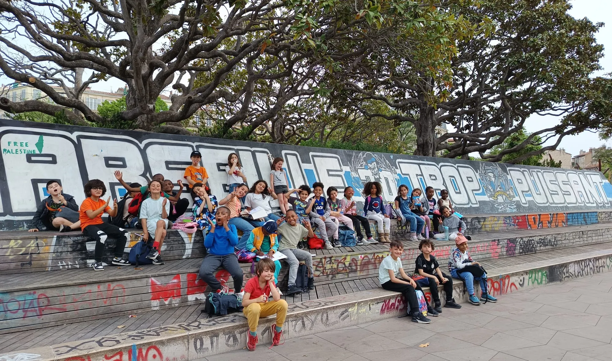 groupe d'élèves en visite de quartier à Marseille